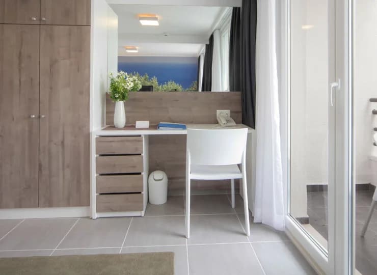 Ma on sporo szaf oraz balkon