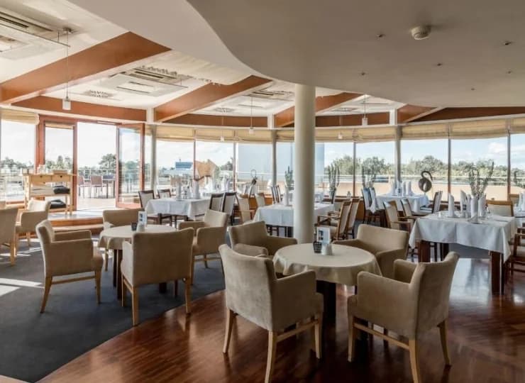 Restauracja pozwala zasmakować w specjałach kuchni europejskiej i regionalnej