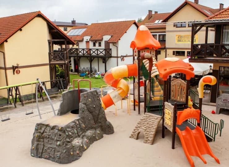 Kolorowe urządzenia placu zabaw są położone na nadmorskim piasku