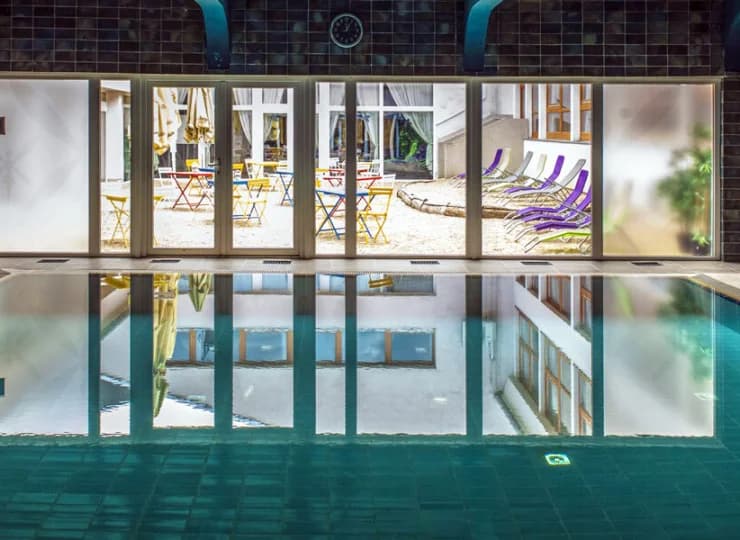W strefie wellness goście mogą korzystać z krytego basenu o wymiarach 7x7 metrów