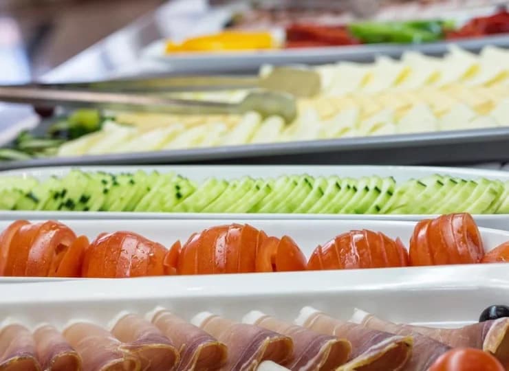 Śniadania oferują szeroki wybór chłodnych przekąsek