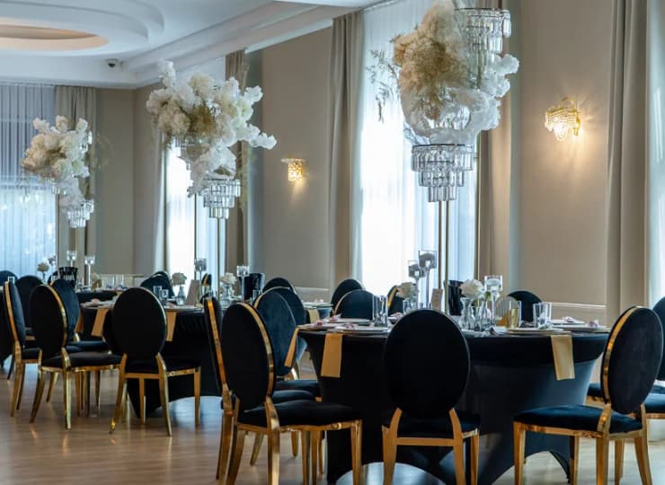Stylowa i elegancka restauracja hotelowa przyciąga zapachem aromatycznych dań