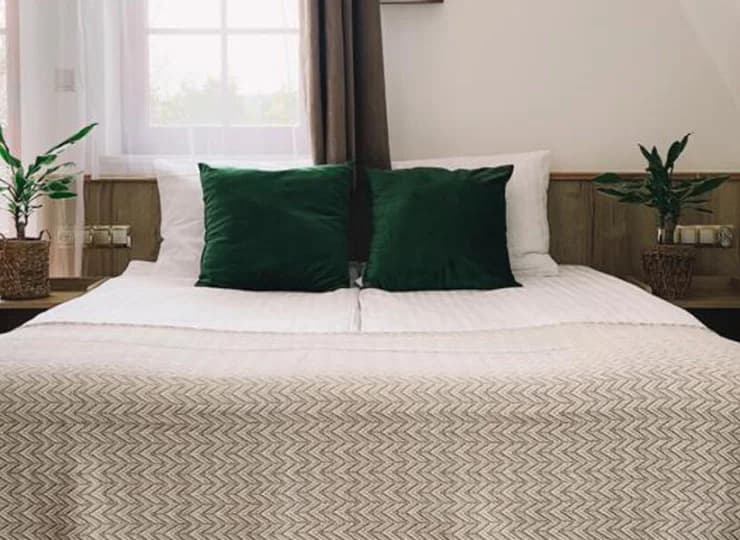 Część pokoi ma balkon z widokiem na góry lub ogród