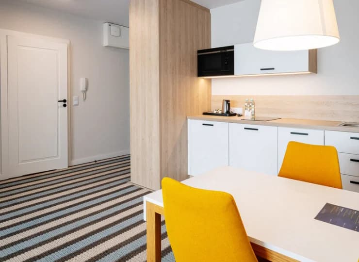 W apartamencie jest wygodny stół oraz aneks kuchenny