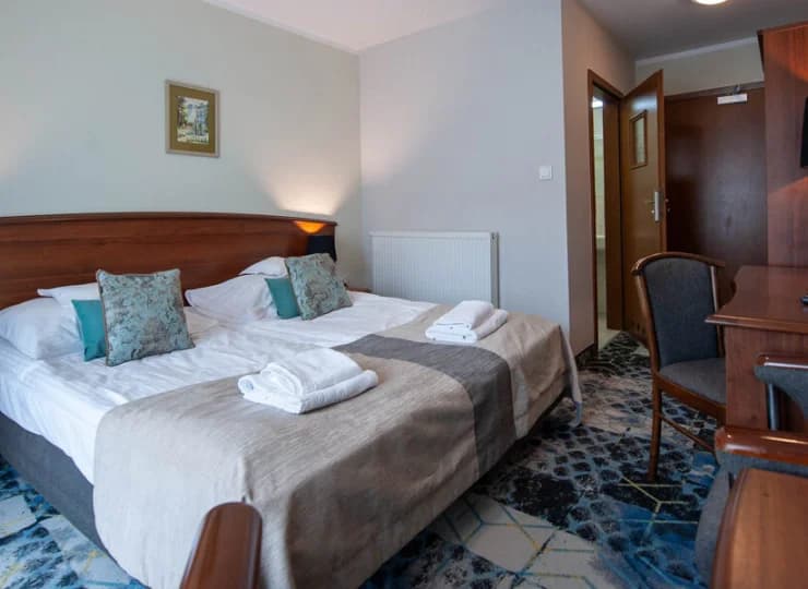 Każdy pokój jest wyposażony w TV, wifi, minibar, ręczniki