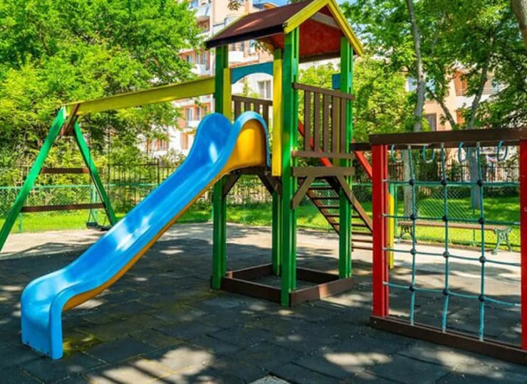 Jest także kolorowy plac zabaw
