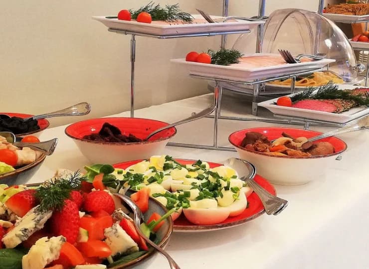 Szef kuchni dba o to, by posiłki przygotowywać z lokalnych produktów