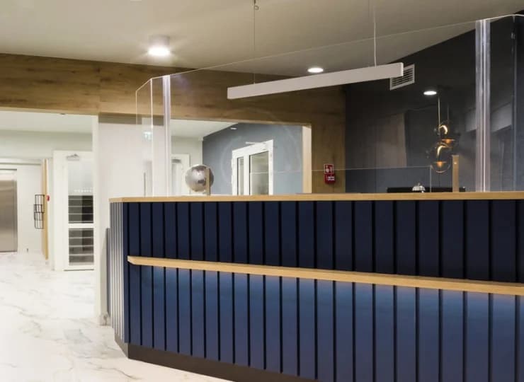 Recepcja hotelowa jest dostępna dla gości przez całą dobę
