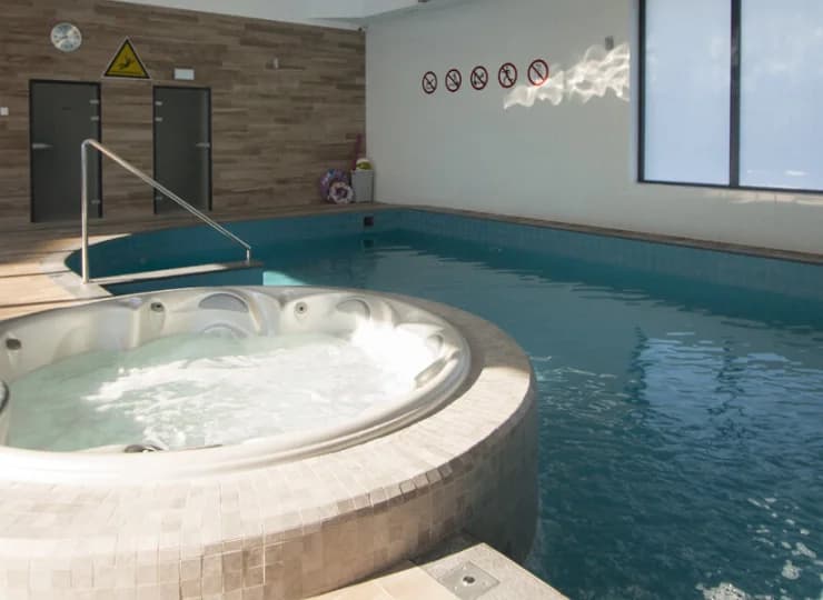 Obok basenu mieści się jacuzzi