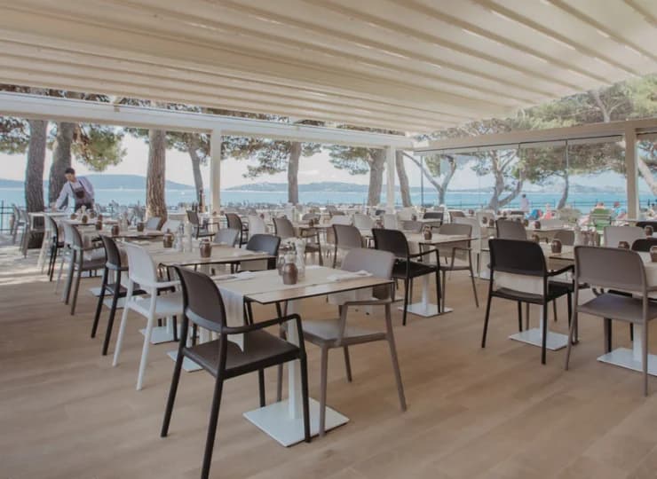 Każdy z hotelowych gości znajdzie tu stolik dla siebie