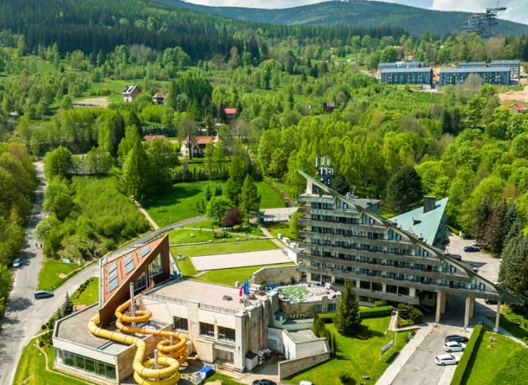 Obiekt jest położony wyjątkowo blisko wieży Sky Walk w Świeradowie