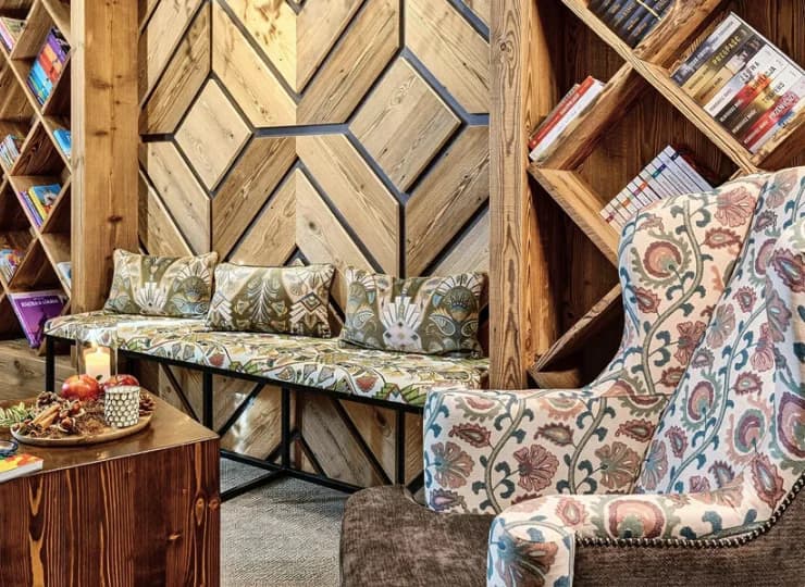 Można tutaj usiąść na designerskich siedziskach