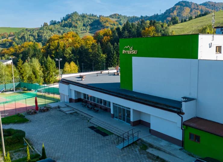 Ośrodek Ryterski jest usytuowany w Beskidzie Sądeckim w Dolinie Wielkiej Roztoki