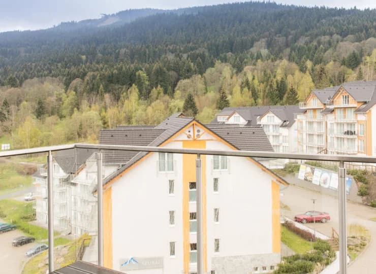 Apartamenty są ulokowane w samym sercu Masywu Śnieżnika, u podnóża Czarnej Góry