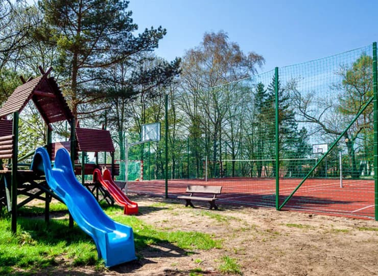 Na zielonym terenie ośrodka goście znajdą atestowany plac zabaw