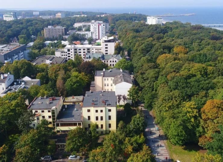 Mieści się jedynie 100 metrów od plaży