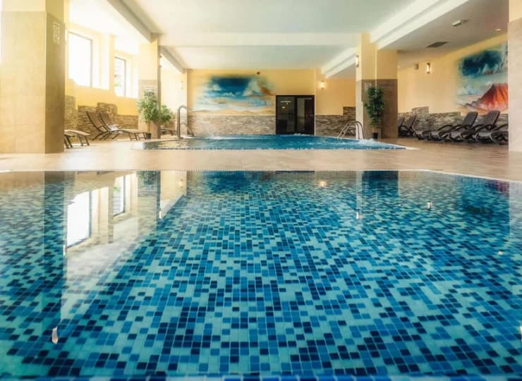 Strefa basenowa w Hotelu Tatra składa się z dużego basenu oraz brodzika