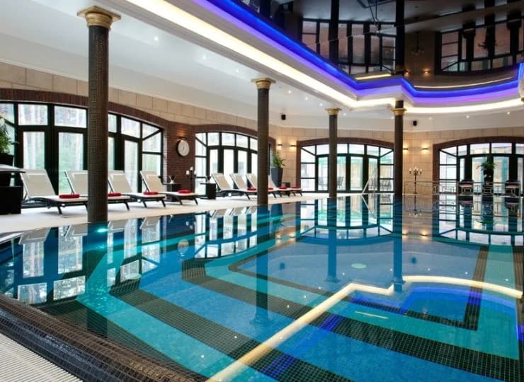 Sercem strefy wellness jest basen z panoramicznymi oknami i atrakcjami wodnymi