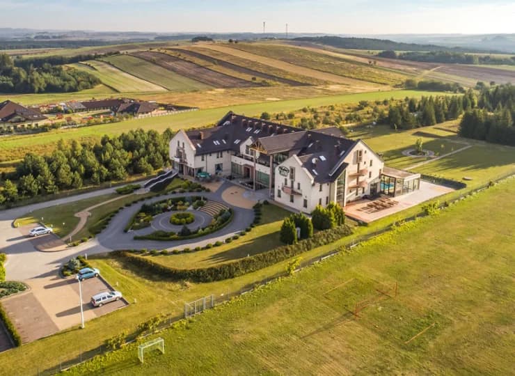 Hotel położony w cichym, spokojnym miejscu, blisko urzekającej przyrody