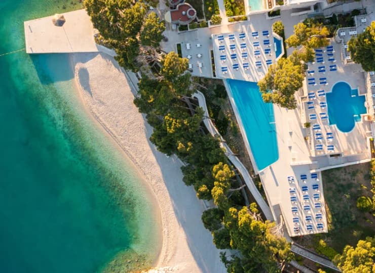Tylko drzewa sosnowe oddzielają hotel od Adriatyku
