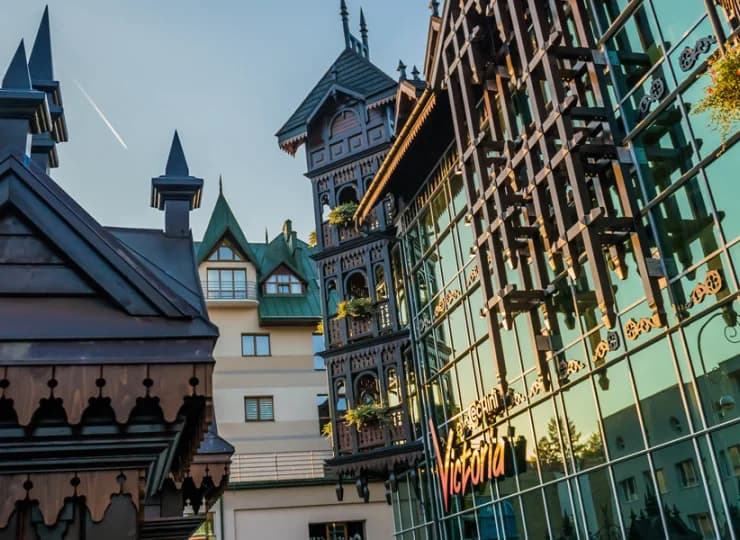 Hotel ciekawie łączy tradycyjne elementy z nowoczesną architekturą