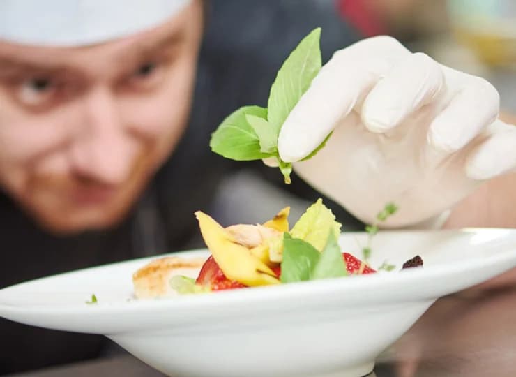 Szef kuchni dba o nowości w menu, zarówno dla mięsożerców, jak i wegetarian