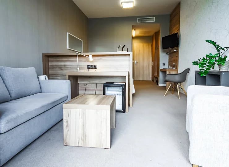 W części dziennej znajduje się rozkładana sofa, fotel i stolik kawowy