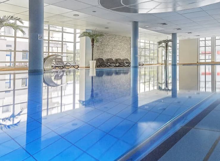 Kryty basen posiada kilka stanowisk do hydromasażu
