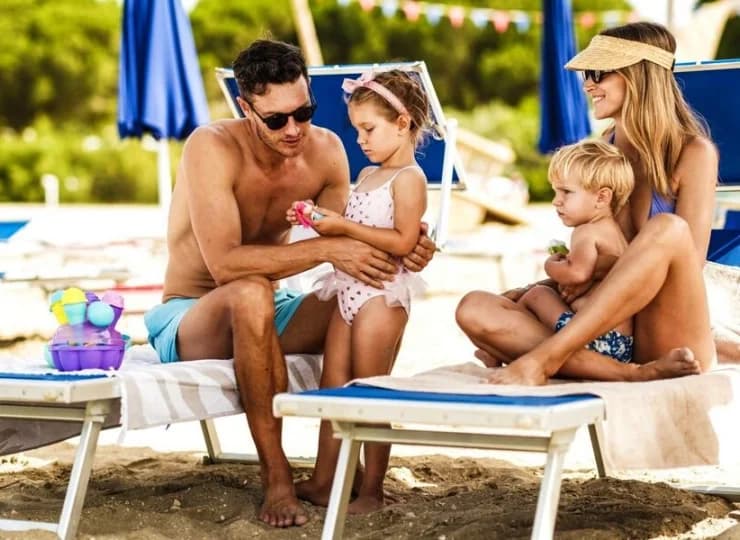 Na plaży są dostępne leżaki dla gości