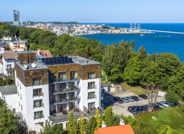 Hotel jest usytuowany na Kamiennej Górze, skąd rozciąga się piękny widok na port