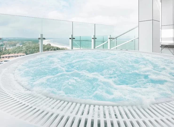 Na 14. piętrze hotelu mieści się basen infinity oraz jacuzzi