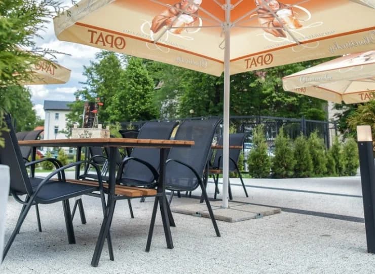 W sezonie posiłki można kosztować również w restauracyjnym ogródku