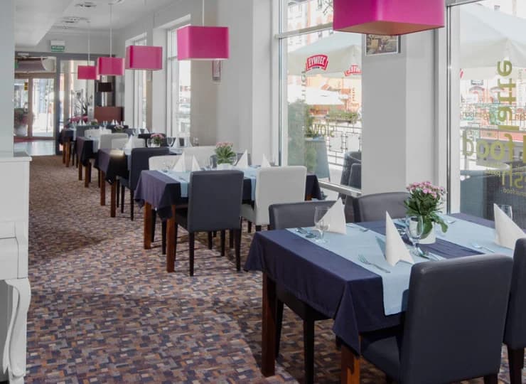 Okna restauracji wychodzą na Stary Rynek