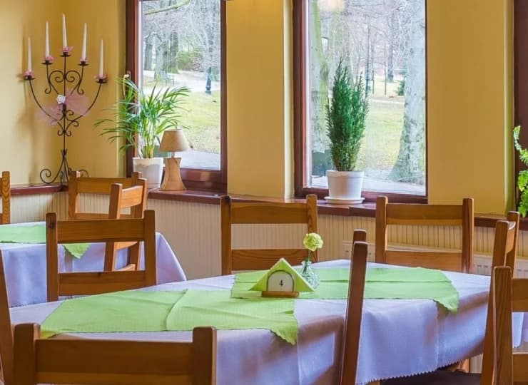 Restauracja przygotowuje dla gości śniadania i obiadokolacje