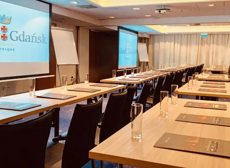 Centrum konferencyjne to 4 w pełni wyposażone sale w nowoczesnej części hotelu