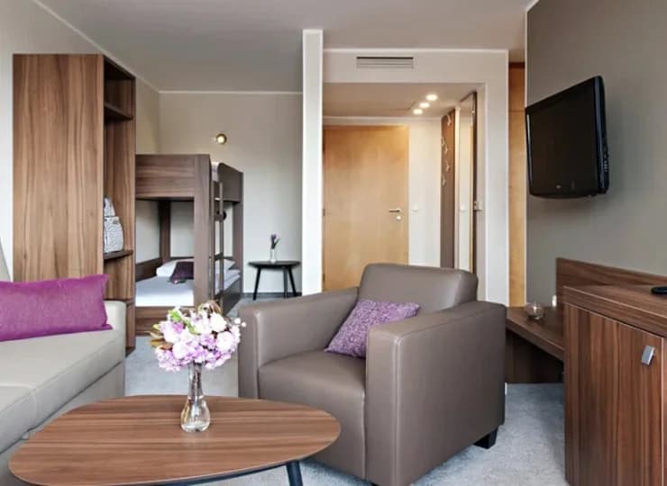 Apartamenty rodzinne składają się z pokoju dziennego i odrębnej sypialni