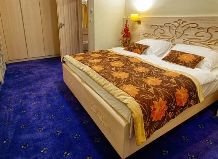 W wyposażeniu każdego pokoju: TV, Wi-Fi, radio, telefon, czajnik
