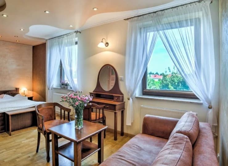 Komfortowo wyposażone pokoje i apartamenty zlokalizowano na pierwszym piętrze