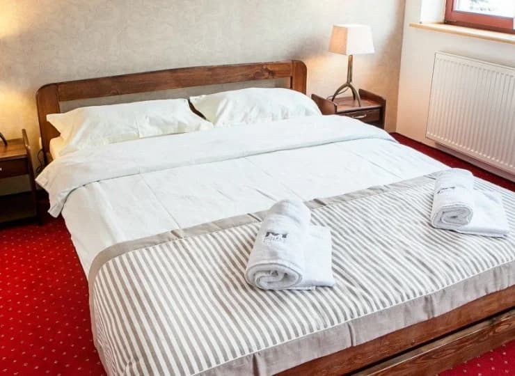 Każdy pokój wyposażony jest m.in. w TV, WiFi, łazienkę