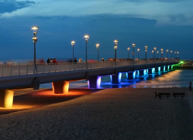 Nadmorską promenadą można w kilka chwil dojść na molo