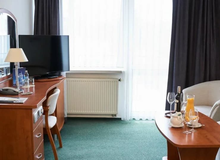 Pokoje 3*** są wyposażone w TV, WiFi, telefon, radio i mini lodówkę