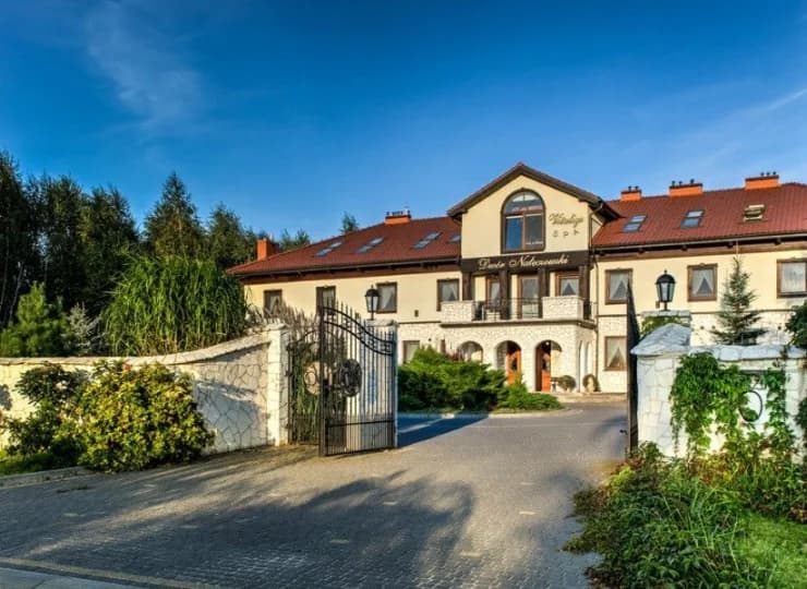 Dwór jest zlokalizowany w zielonej, spokojnej części uzdrowiska Nałęczów