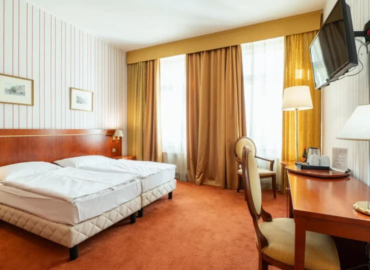 W pokojach są drewniane meble