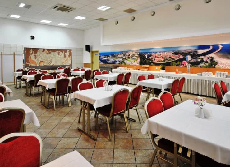 Na terenie obiektu znajduje się restauracja
