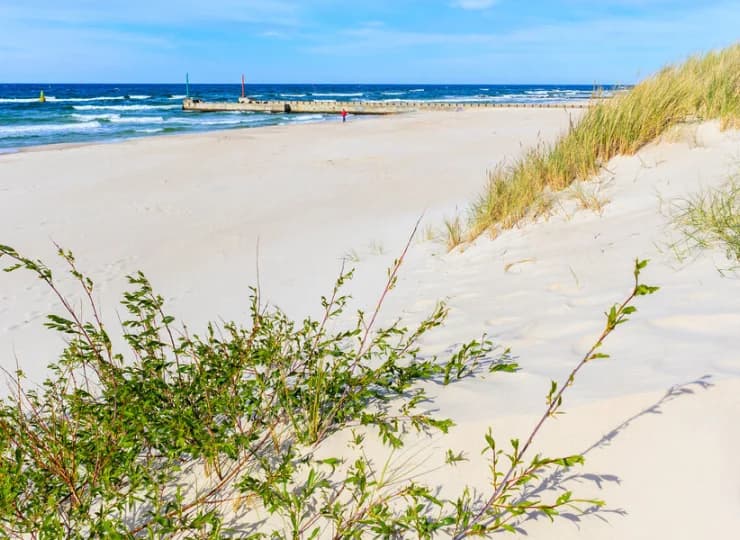Plaża w Dźwirzynie jest szeroka i urokliwa