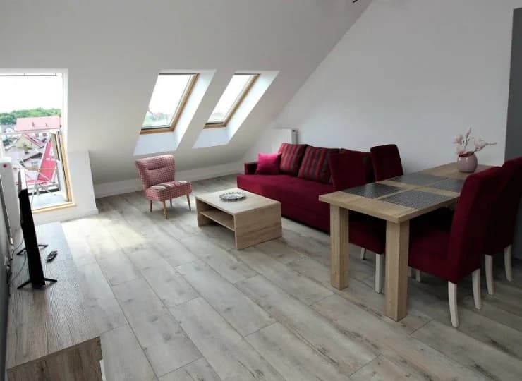Dla gości przygotowano przestronne i komfortowe apartamenty