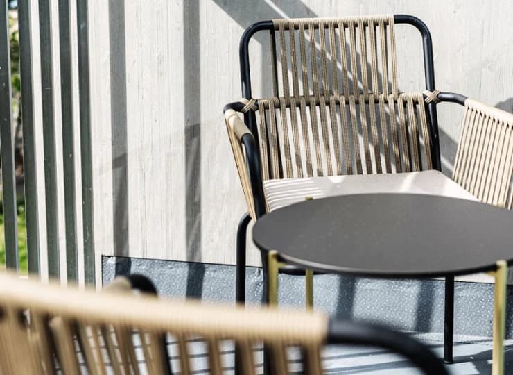 Każdy pokój ma własny balkon z widokiem na przyrodę, krzesełkami i stolikiem