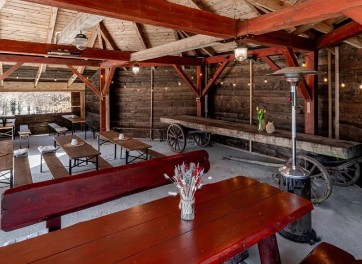 Funkcjonuje też zewnętrzny drink bar w ogrodzie