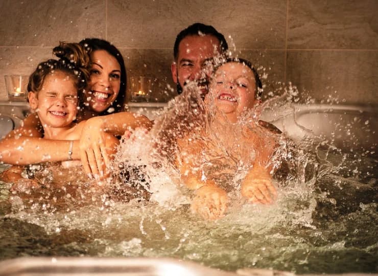 Kąpiel w jacuzzi może być rozrywką dla całej rodziny