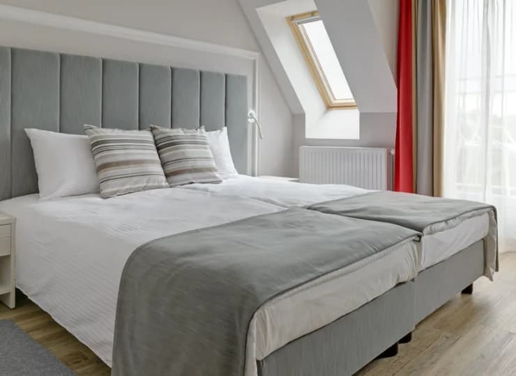 Większość pokoi posiada balkon i łączone łóżka